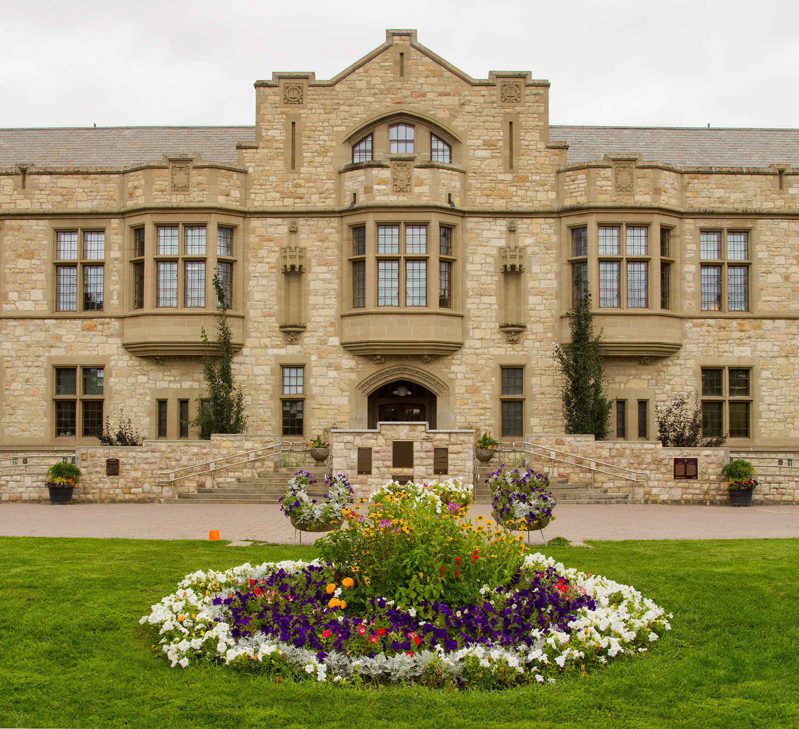 Explore the campus of the University of Saskatchewan when you stay at one of the best Saskatoon hotels for students and their families.